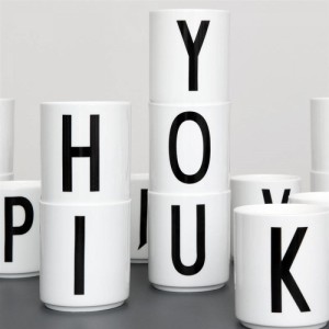 Design-Letters-Buchstaben-Becher-Arne-Jacobsen